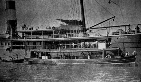 A chalupa de desinfecção funcionando junto ao vapor Manáos pouco antes da partida. Foto de Marc Ferrez (Silvado, 15 ago. 1903, p.10)
