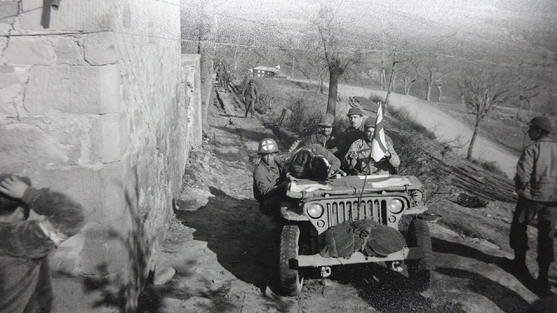 Jipe da FEB transportando feridos em combate para o hospital. Acervo do OCIAA, NARA II, Maryland, EUA.