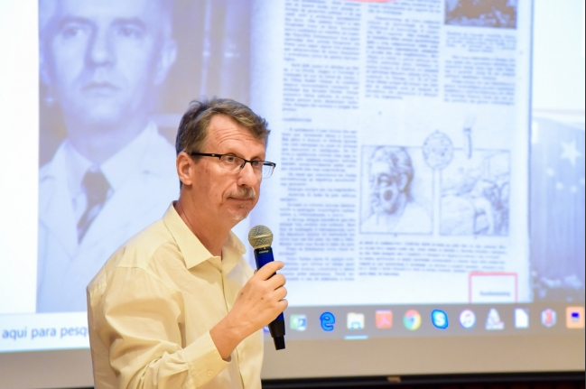 Gilberto Hochman no último Encontro às Quintas de 2018. Foto: Jeferson Mendonça.