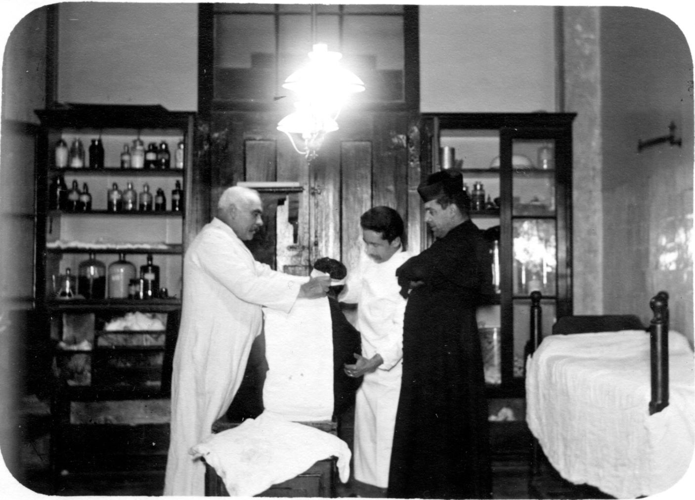 Hospital de S. José (sala de pequena cirurgia). Fotografia de Marçal Mendes Silva, 1906. Coleção Manuel Mendes Silva