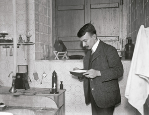 Jorge Marçal da Silva no seu laboratório de fotografia em sua casa