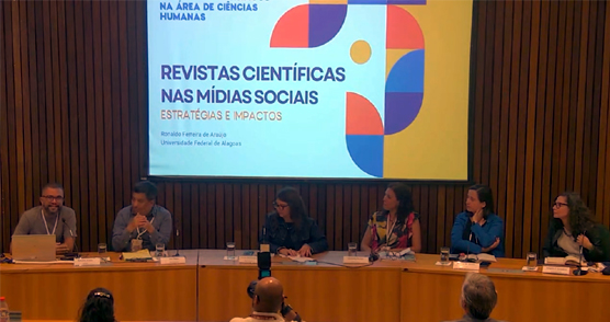 Ronaldo Araújo, José Ragas, Vivian Mannheimer, Germana Barata, Mariana de Moraes Silveira e Roberta Cardoso Cerqueira na mesa  que encerrou o evento em comemoração aos 30 anos de <i>HCS-Manguinhos</i>