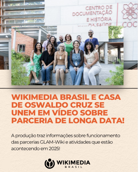 #ParaTodosVerem: A imagem é um card de divulgação dividido horizontalmente. Na parte superior, há uma foto colorida de um grupo com doze pessoas diversas, sorrindo e posando em um ambiente externo, em frente a um prédio onde se lê "Centro de Documentação e História da Saúde". Na parte inferior, sobre um fundo bege claro com textura, há um texto centralizado. O título, em letras maiúsculas e na cor laranja, diz: "Wikimedia Brasil e Casa de Oswaldo Cruz se unem em vídeo sobre parceria de longa data!". Logo abaixo, um texto menor em preto informa: "A produção traz informações sobre funcionamento das parcerias GLAM-Wiki e atividades que estão acontecendo em 2025!". Na base da imagem, está o logo da Wikimedia Brasil.