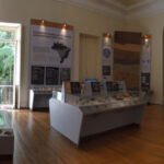 Fotografia da Exposição “No tempo em que o Brasil era mar” (2017- 2018), com fósseis da Coleção de Paleoinvertebrados