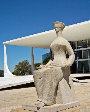 A Justiça - escultura concebida em 1961 por Alfredo Ceschiatti e executada pelo marmorista João Lopes. Foto de Mario Roberto Durán Ortiz (Wikipedia)