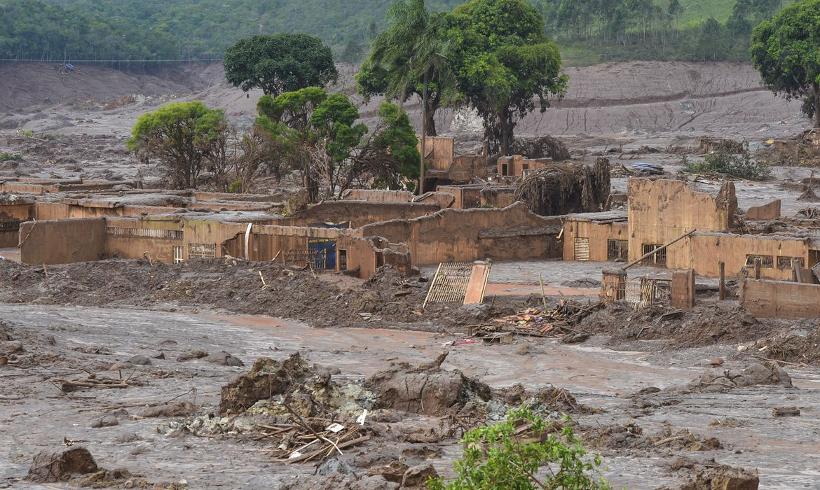 Após o rompimento da barragem, casas foram soterradas pela lama com rejeitos da mineração. Foto de Antonio Cruz/EBC.