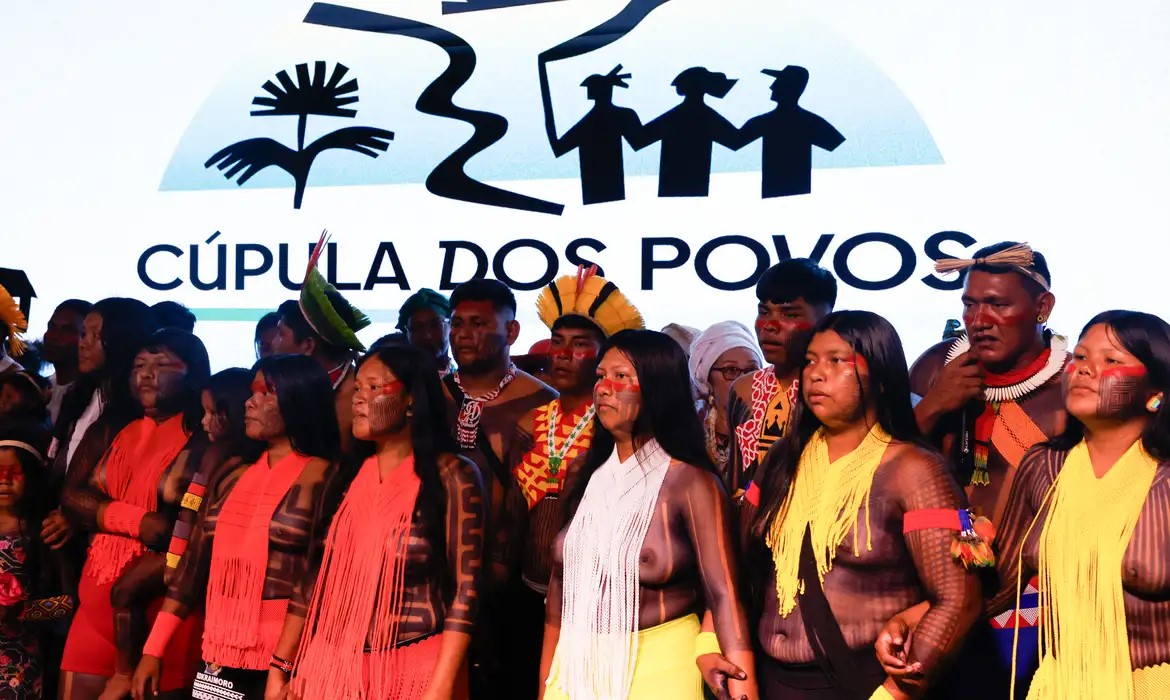 Indígenas em manifestação na Cúpula dos Povos. Foto de Tânia Rêgo/Agência Brasil