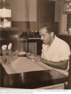 Atividade de pesquisa no Instituto Biológico da Bahia. Fonte: Rockefeller Archive Center