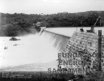 Barragem da usina Santana do Parnaíba – SP,  Light, 1906. Foto: Acervo da Fundação Energia e Saneamento – Disponível em: https://energiasaneasp.pergamum.com.br/acervo/61770