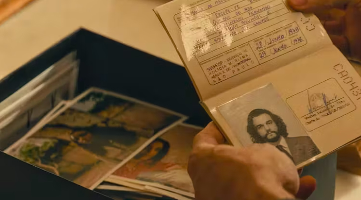 Documento de identificação civil com foto do personagem de Wagner Moura em "O agente secreto". Foto de divulgação.