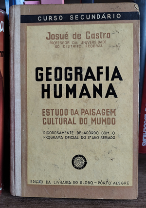 Capa do livro didático "Geografia Humana: estudo da paisagem cultural do mundo", de Josué de Castro, 1939. Foto de Breno Viotti.