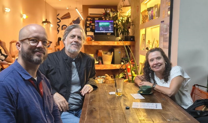 Os editores Gabriel Lopes, Marcos Cueto e Roberta C. Cerqueira comemoram o sucesso da oficina
