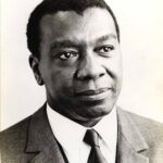 Milton Santos na sua identidade da ONU. Foto do acervo pessoal, reproduzida do site www.miltonsantos.com.br
