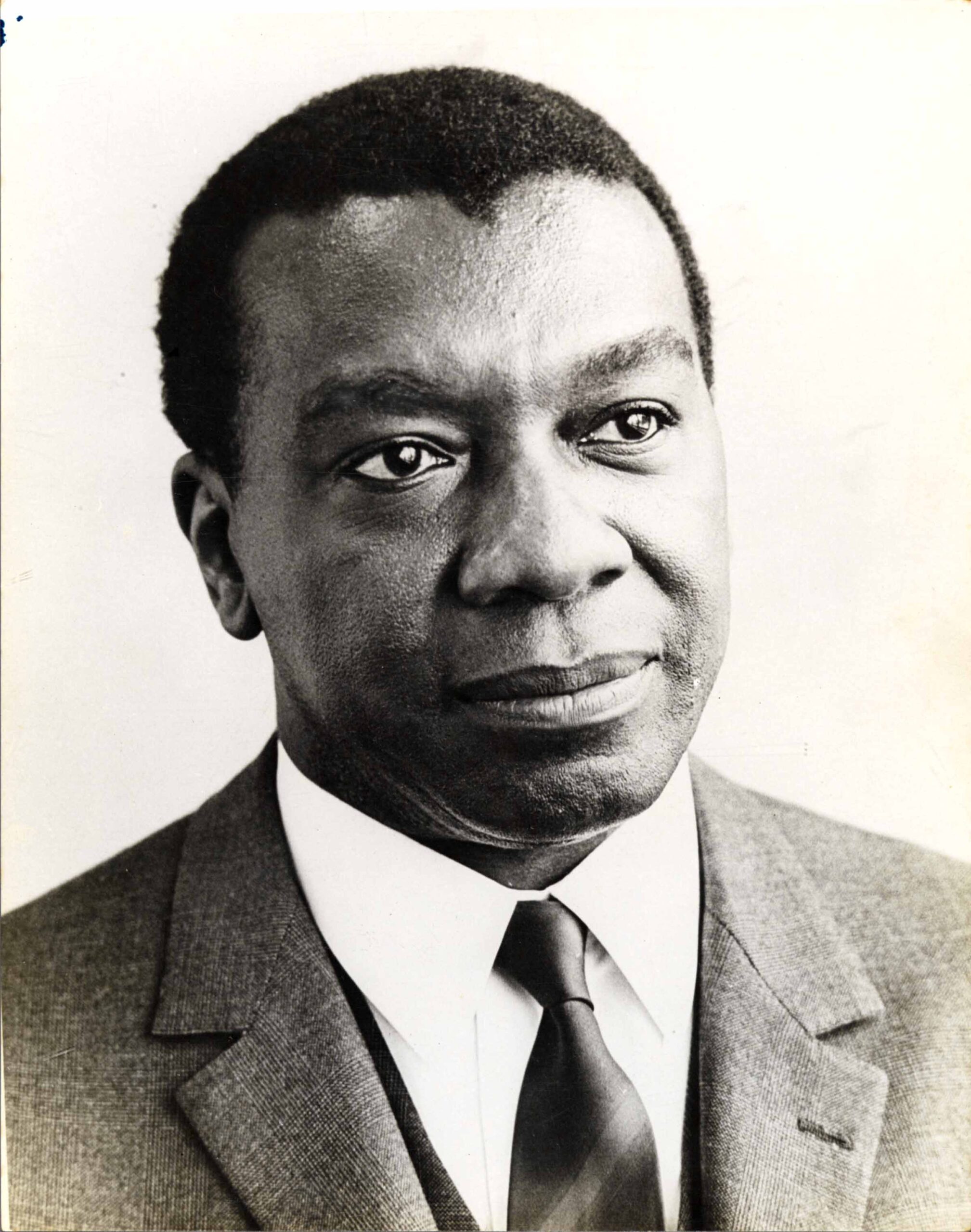 Milton Santos na sua identidade da ONU. Foto do acervo pessoal, reproduzida do site www.miltonsantos.com.br